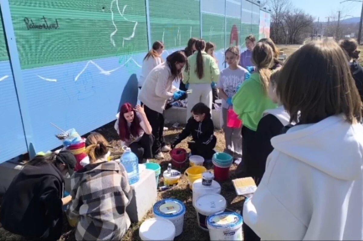    В Хабаровске школьники украсили стену к юбилею Победы