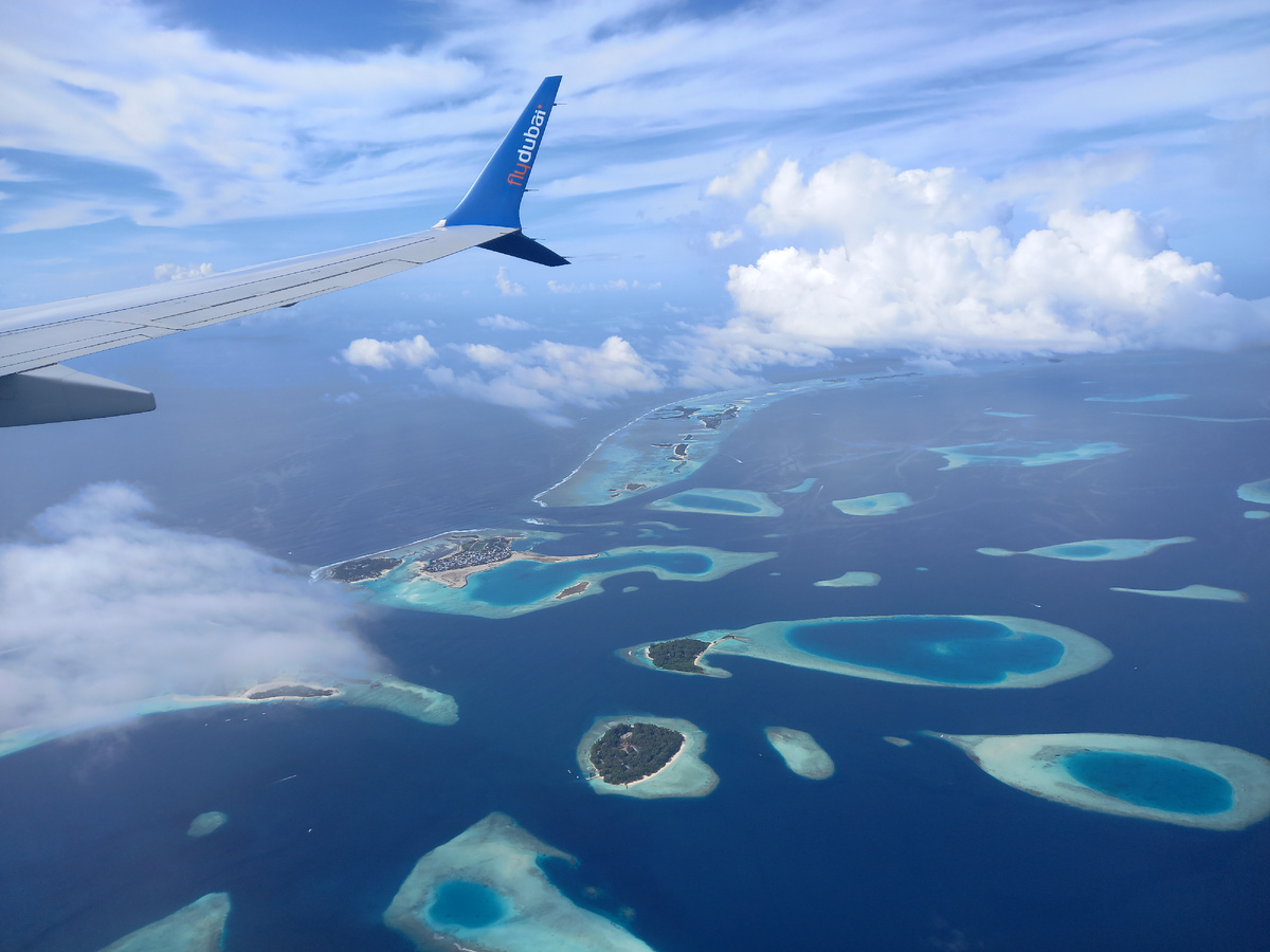 Под крылом самолета Мальдивы.