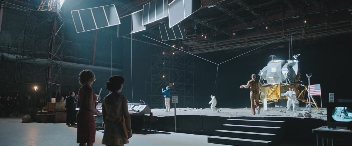 Съёмка в павильоне "пребывания на Луне". Кадр из фильма "Покажи мне Луну", 2024 г.