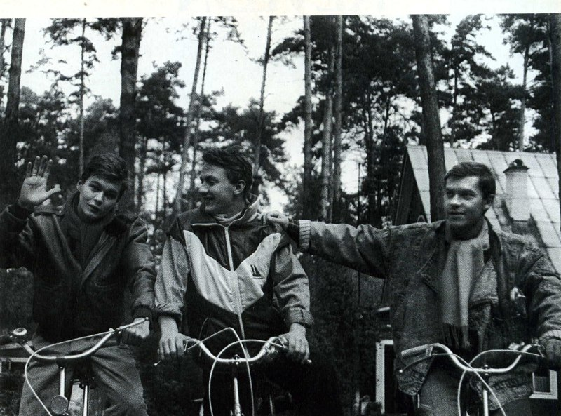 Найти современную фотографию, где все трое были бы вместе, мне не удалось. Но в яндекс-картинки лежит вот это старое замечательное фото. 