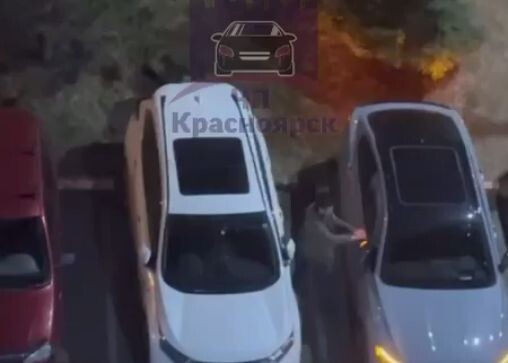     В Красноярске неизвестный повредил не менее четырех автомобилей на Линейной