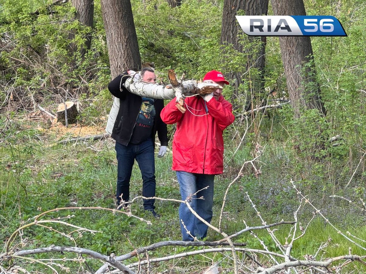  📷    С лопатой и граблями. Евгений Солнцев с оренбуржцами принял участие во Всероссийском субботнике Марина Шарт