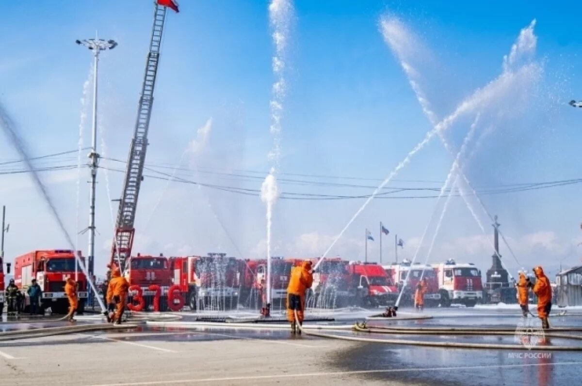   Праздник с «вальсом» машин и поющими фонтанами устроили камчатцам пожарные