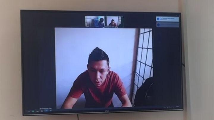 На суде Енсебек вёл себя вызывающе. Скриншот: видео с ТГ-канала "Компромат Центральная Азия"