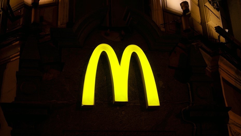    Вывеска ресторана быстрого питания McDonald's в Петербурге. Автор фото: Валентин Беликов / "Деловой Петербург"