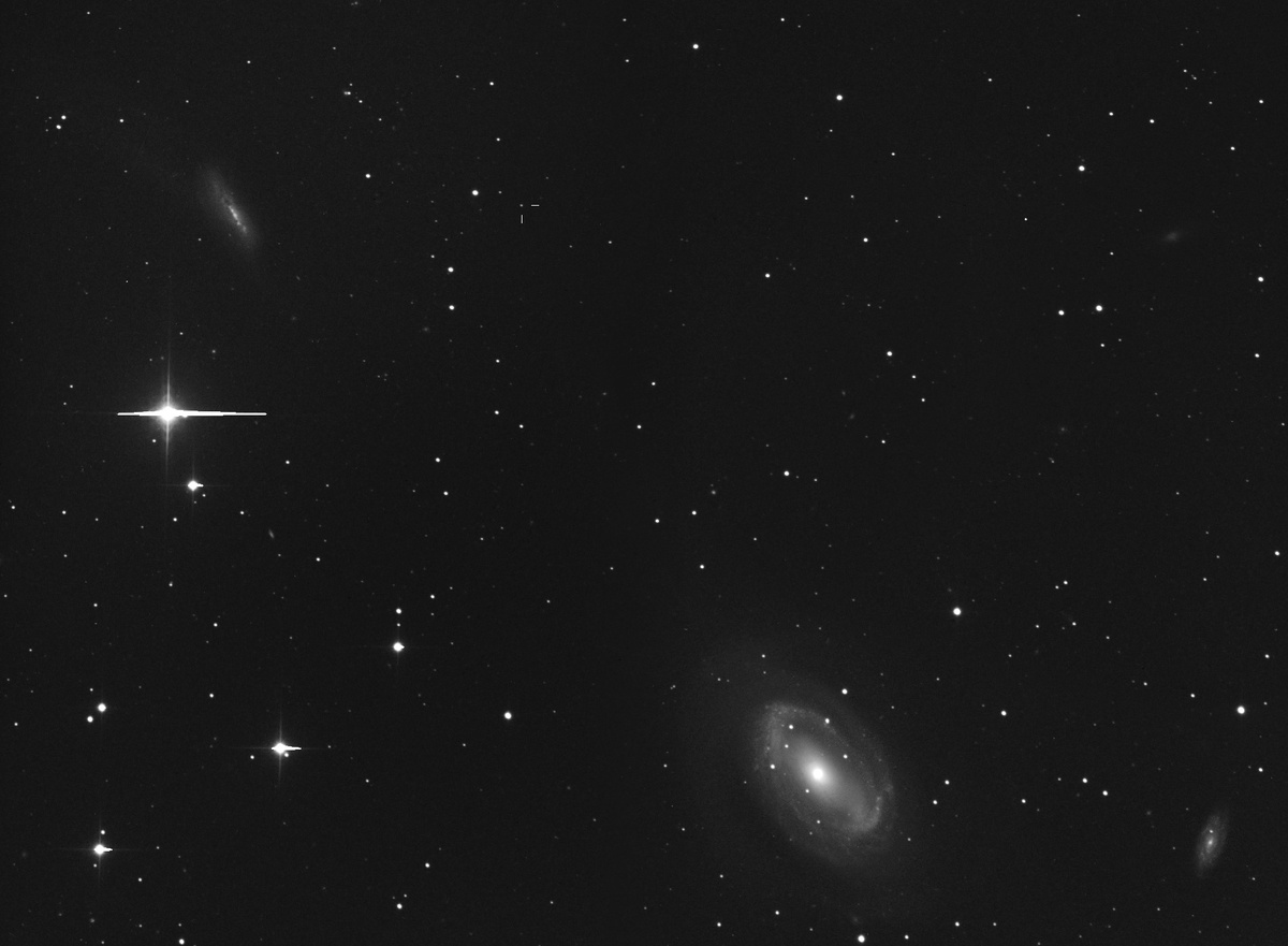 Макемаке (слева сверху) и галактика NGC 4725 в Волосах Вероники в 2016 году, фото Джанлуки Маси