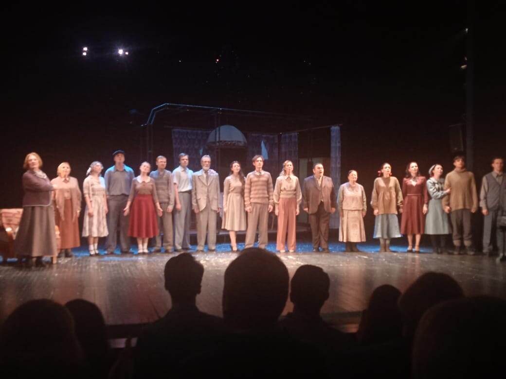 В финале спектакля к поющим артистам «Вечно живые» стоя присоединился весь зрительный зал 