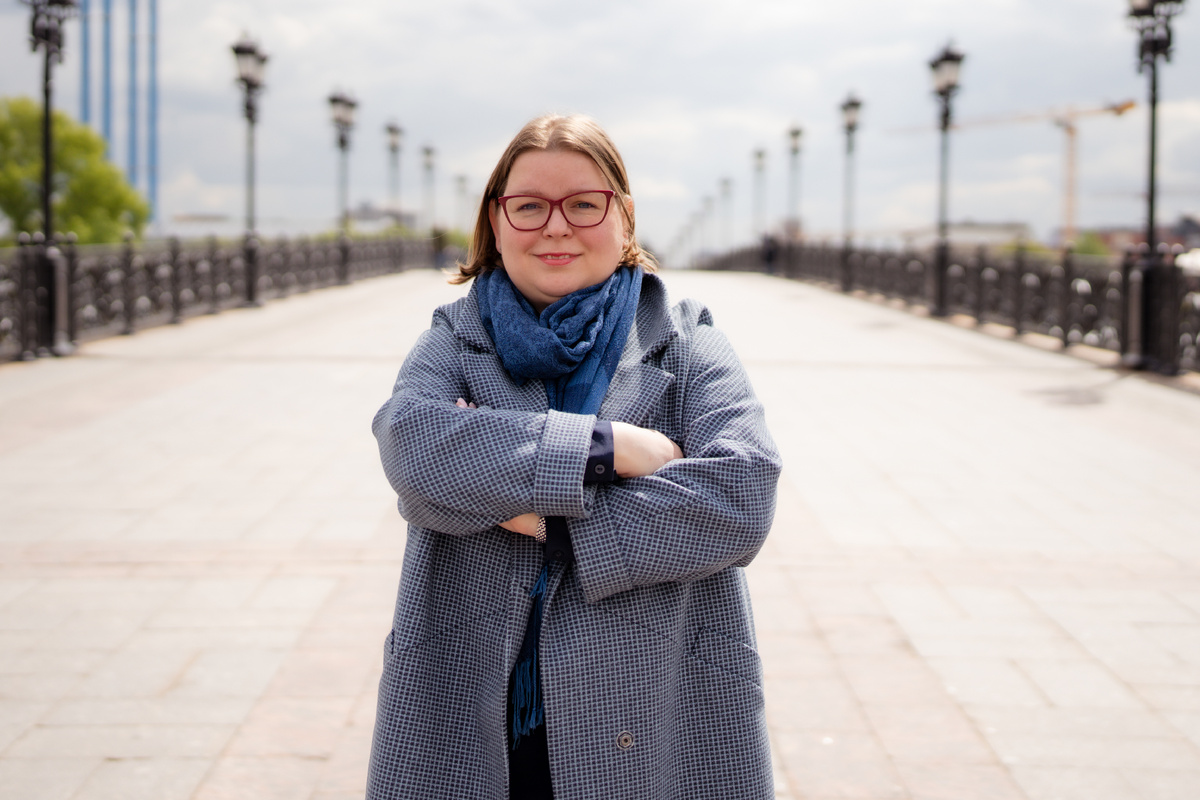 Всем привет! Меня зовут Елена Сокол и я логопед-практик. Я помогаю обычным мамам из нашей с вами жизни заниматься со своими детьми самостоятельно.