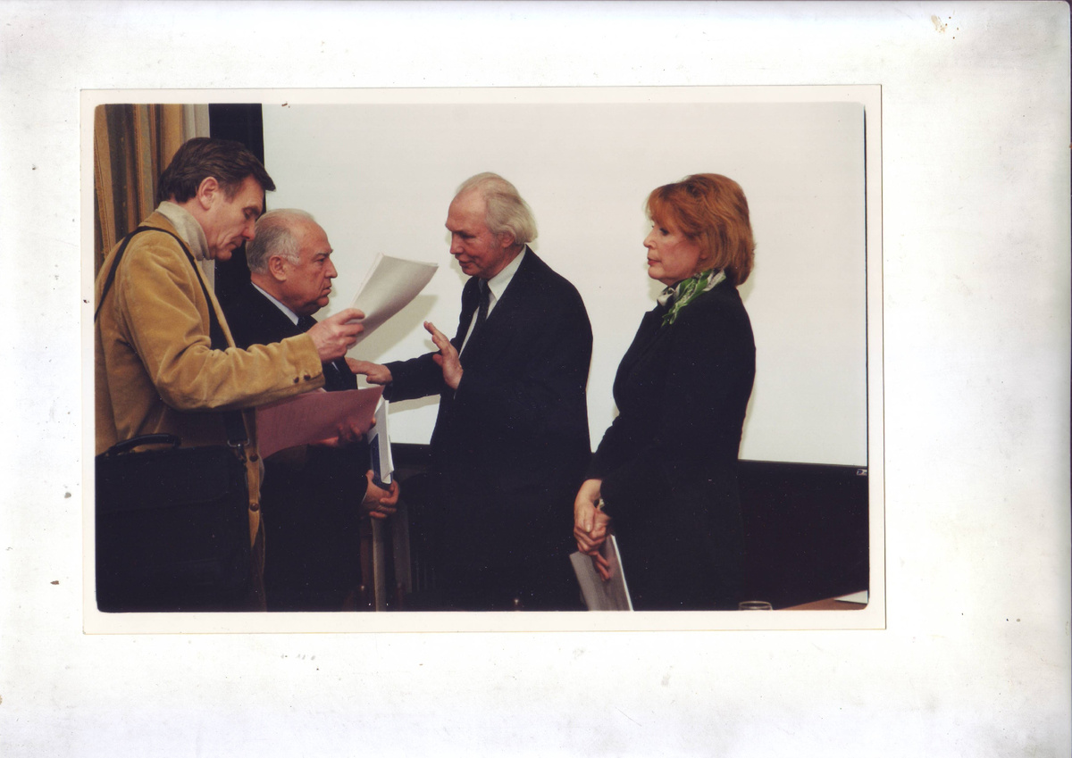 В. С. Черномырдин с председателем Союза писателей В. Н. Ганичевым обсуждают проект