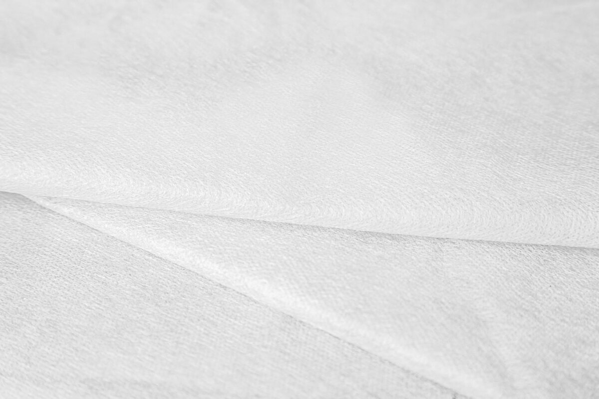 ELARTEVIVEENTI / Shutterstock / FOTODOM📷Название материала происходит от английского spunbond, изначально обозначавшего технологию производства нетканой материи