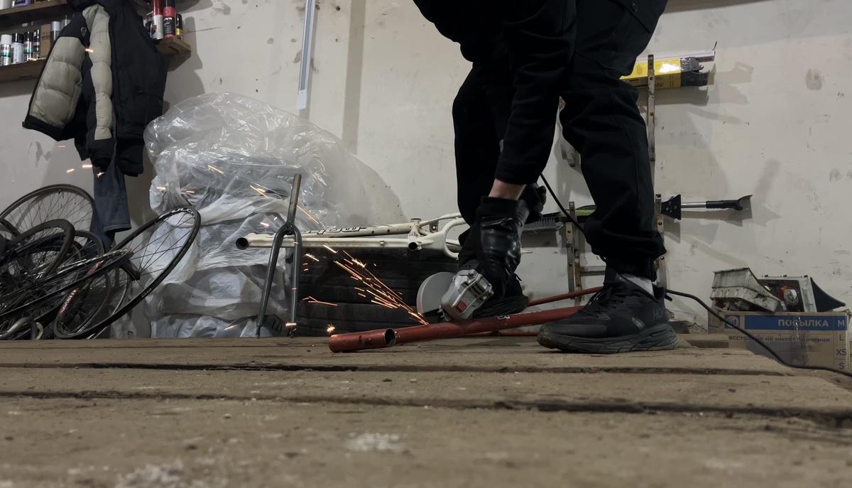 Рама была не без косяков, в нескольких местах ее пришлось подварить, сначала носил на сварку, потом уже болгаркой немного ровнял и спиливал лишнее