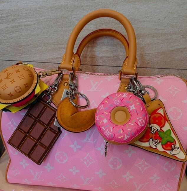 Покупатели возмущены "нелепыми" брелоками в виде еды от Louis Vuitton за 1000 долларов, высмеивая дом моды в соцсетях за отрыв от реальности