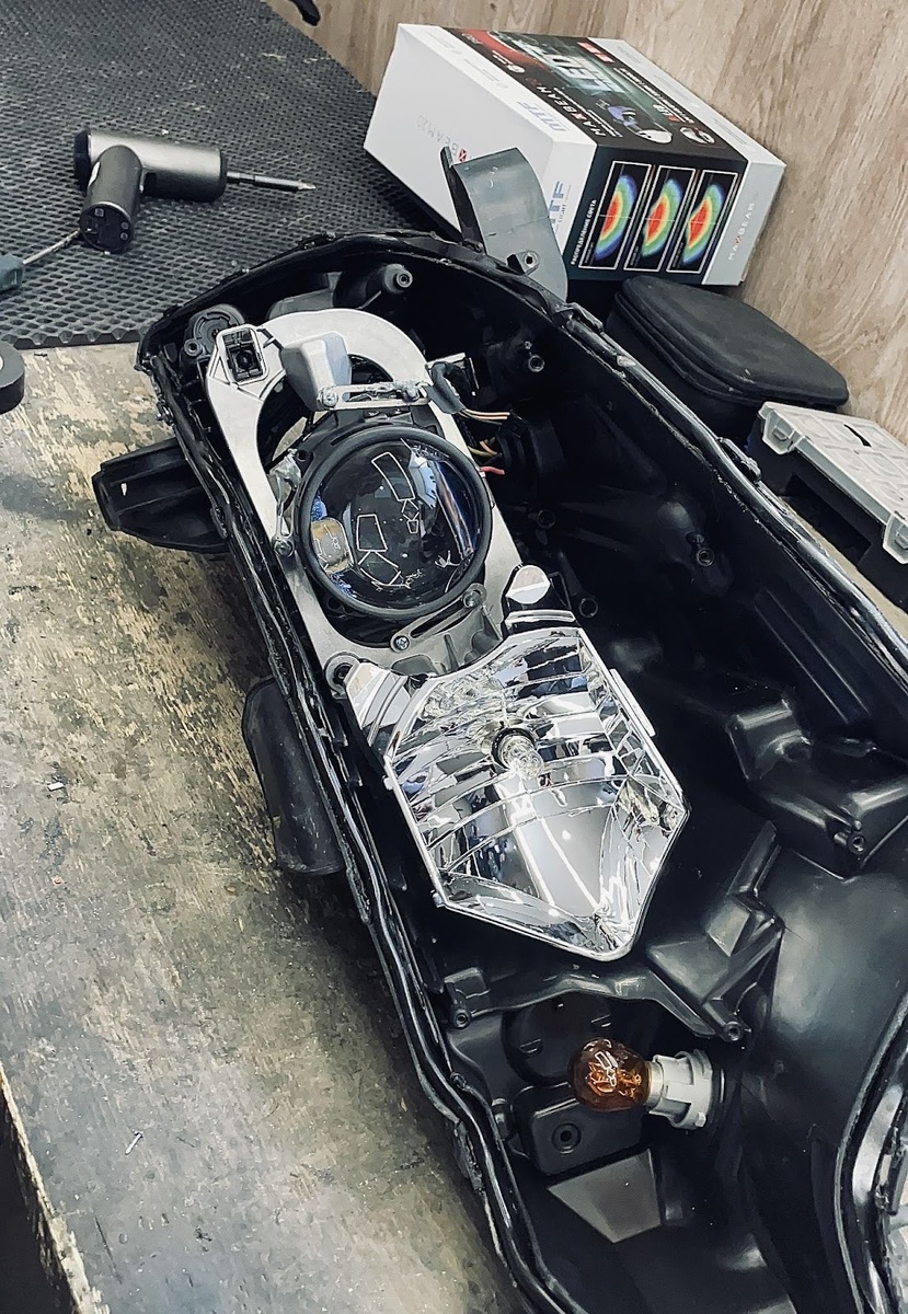 Новые Bi-LED линзы закрепили внутри фар на штатные места. Их подключили к проводке Outlander, проверив работу ближнего и дальнего света.
