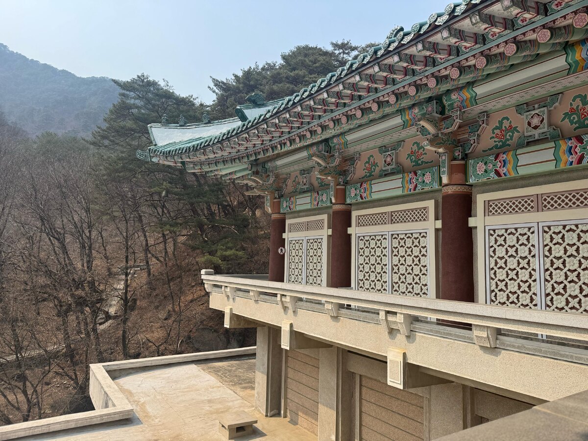 Здание музея — монументальное сооружение в скале, вход — в виде традиционной корейской пагоды