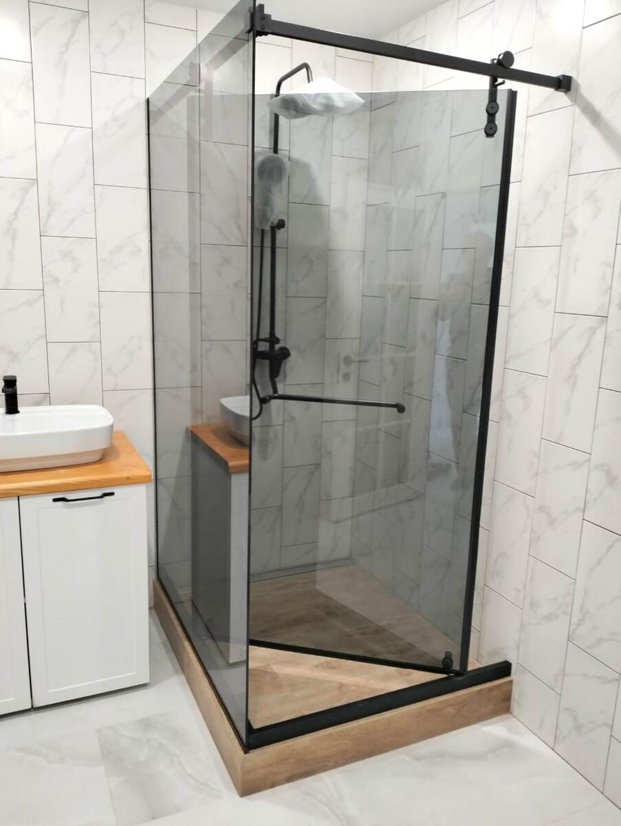 Угловая душевая перегородка