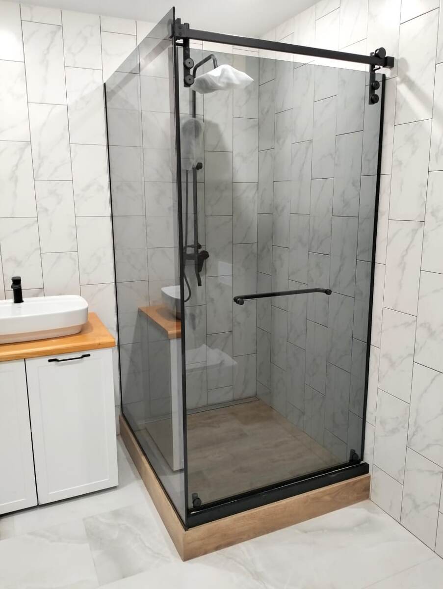 Душевая с поворотной дверью