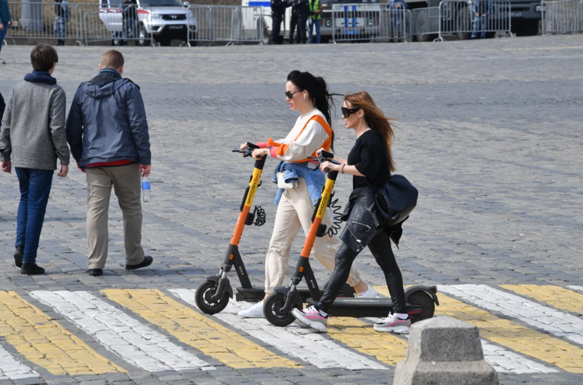 Штрафы за совместную езду на электросамокатах - это 10% всех штрафов, выписанных пользователям с начала текущего года.