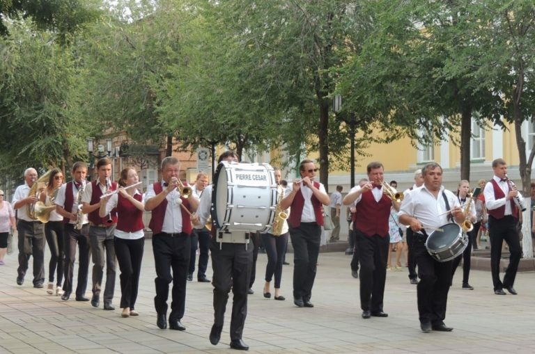    30 апреля по главной улице Оренбурга промарширует оркестр Оренбуржье