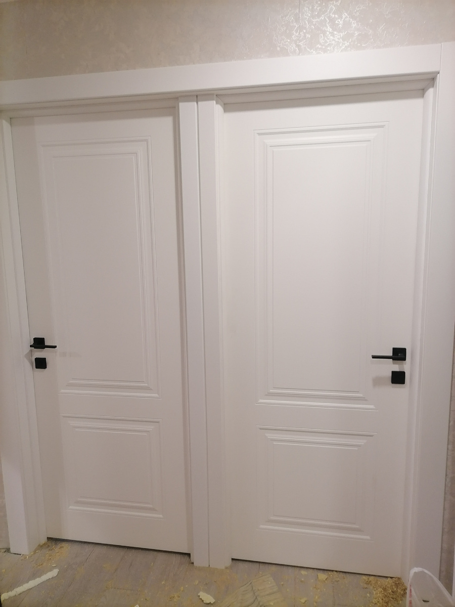 Наши двери! Фоткала сразу, ещё внизу куча опилок)