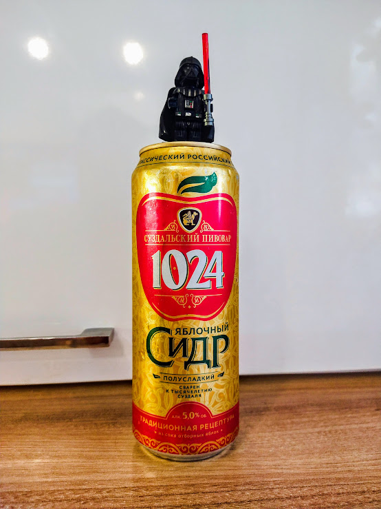 Красное яблочко на золотом фоне)))