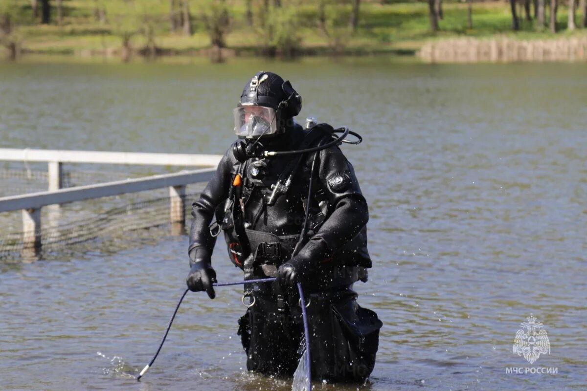    Водолазы-спасатели обследуют тульские водоёмы
