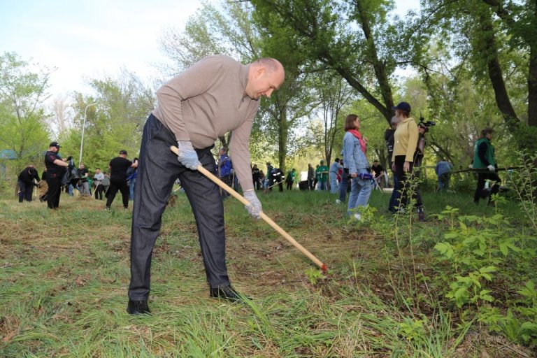    Евгений Солнцев вышел на большой субботник в Зауральной роще Оренбурга Оренбуржье