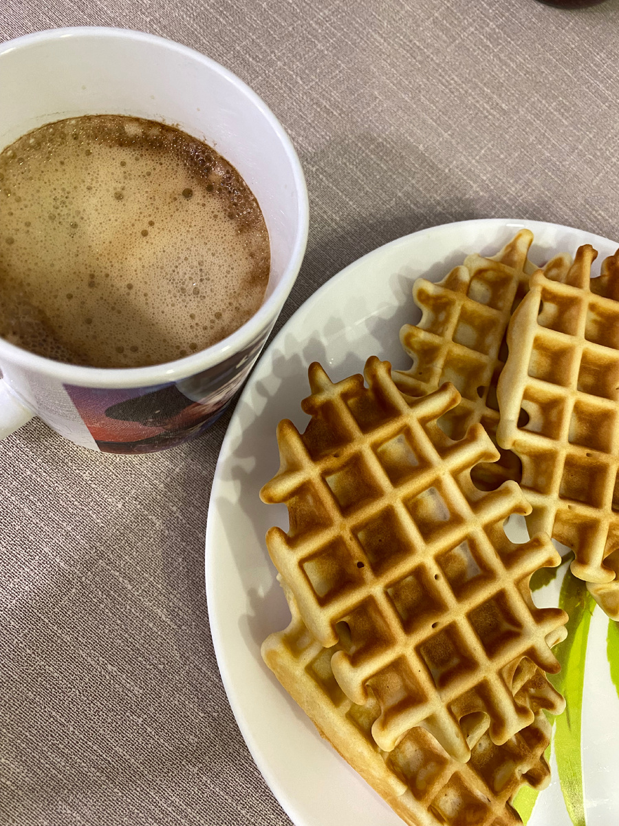 Люблю пить кофе по утрам в одиночестве 