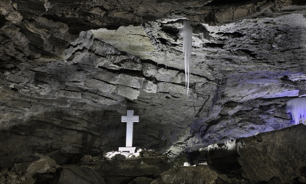 В России много восхитительных пещер, куда могут забраться смелые туристы, но ледяная Кунгурская — особенная. Это подземный дворец из гипса с анфиладой залов, каждый из которых имеет своё изящное тематическое название. Например, Пасть дракона, Домик отшельника, Данте или Атлантида. Всего в пещере 48 гротов и около 70 озёр. Общая протяжённость галерей составляет больше 8 километров, и два из них — оборудованный туристический маршрут! На пути посетители увидят огромные ледяные сосульки и сталагмиты — некоторые из них соединяют своды и пол как колонны. Природные красоты организаторы экскурсий дополнили креативной подсветкой, которая подчёркивает суровые формы и создаёт в тоннелях фантастическую атмосферу. Нет-нет, да и возникнет ассоциация с подземным царством Мория из романа «Властелин колец». Прогуляться по пещере можно в составе экскурсии, которые проходят несколько раз в день. Официальный сайт этого геологического памятника сообщает, что билеты можно купить в кассе на входе без предварительного бронирования.