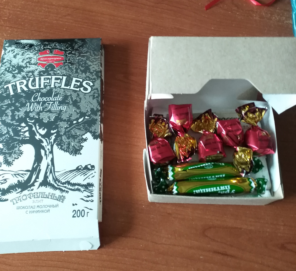 Для этого подходят мелкие конфеты или шоколадки.