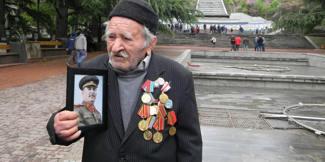 Удивительная история 100-летнего ветерана ВОВ из Грузии: в пандемию он шел с портретом Сталина 2 часа пешком в Парк Победы