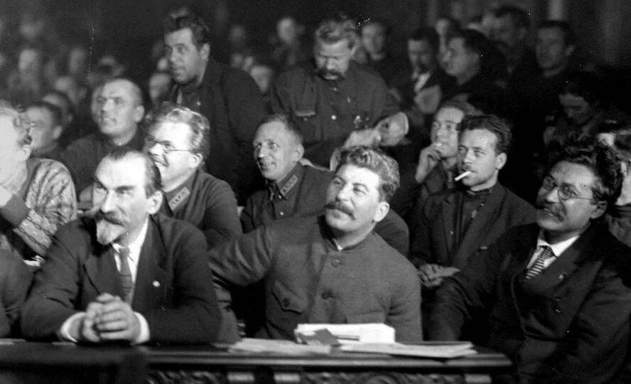 "Эпопея, начатая Октябрьской революцией 1917 года может закончиться только одним - установлением социализма во всем мире!"