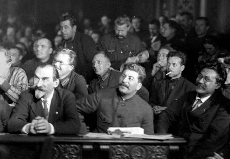 И. Сталин (в центре), 1928 год. фото из ria.ru