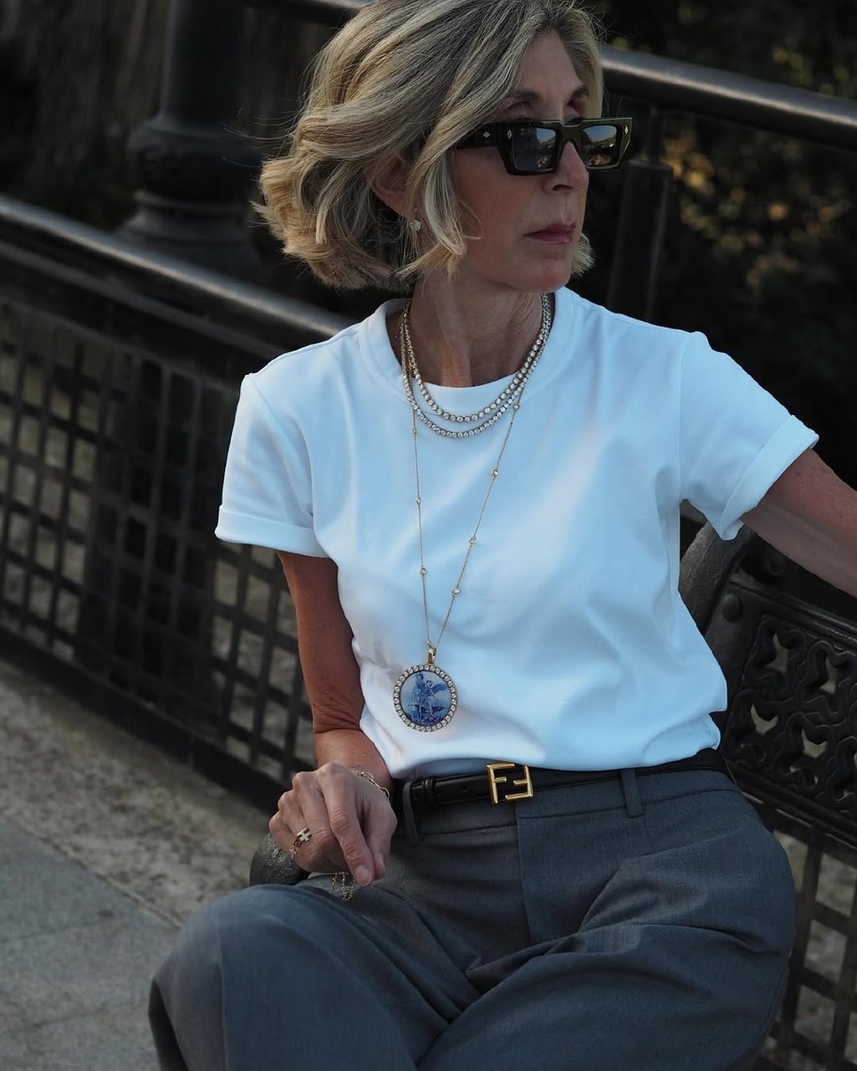 Добавьте аксессуары к белой футболке. Источник: Соцсети