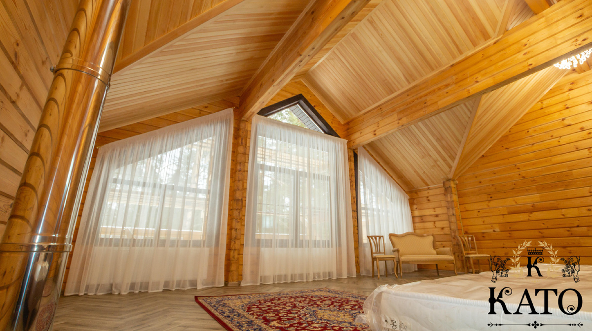 Шторы на нестандартные окна сложной формы в гостиной. Как правильно оформить окно ?