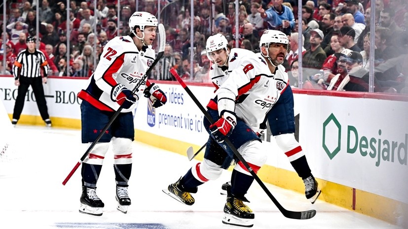     Хоккеисты «Вашингтона» Энтони Бовилье, Александр Овечкин и Дилан Строум Gettyimages.ru Minas Panagiotakis / Stringer