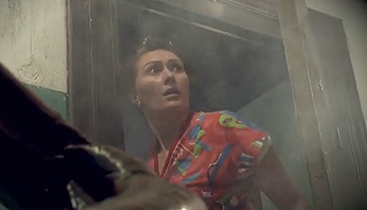 Соседи вышли в подъезд на запах дыма