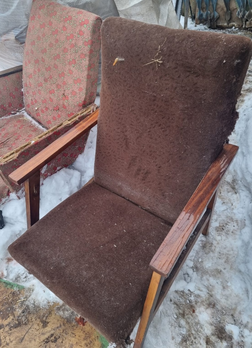 Коричневое. Тут ещё стоит одно кресло дальше, но его почему-то не забрали. Видимо, не подлежит ремонту. )