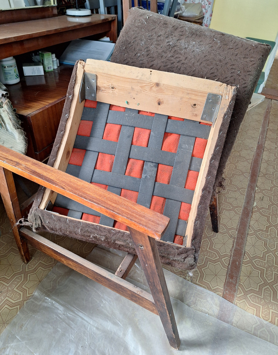 Так легче было грузить в машину. 