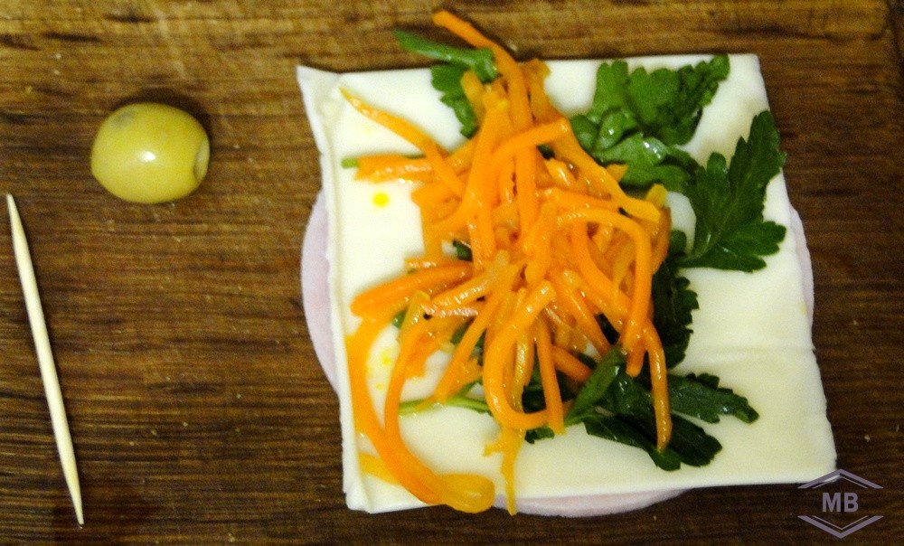 Плавленный сыр не очень пластичный, поэтому в процессе скручивания ломается