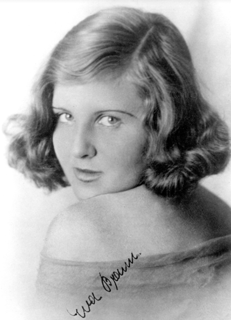 «Что мне нравится больше всего, так это пообедать в компании хорошенькой женщины», — говорил Гитлер, считая себя истинным ценителем женской красоты.