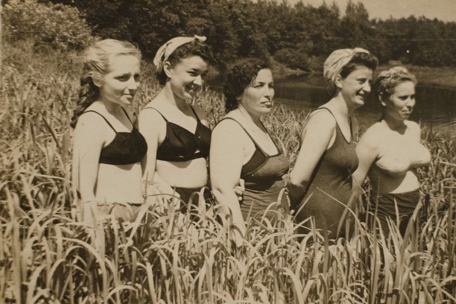 Во время работы в поле было очень жарко, 1977 год.