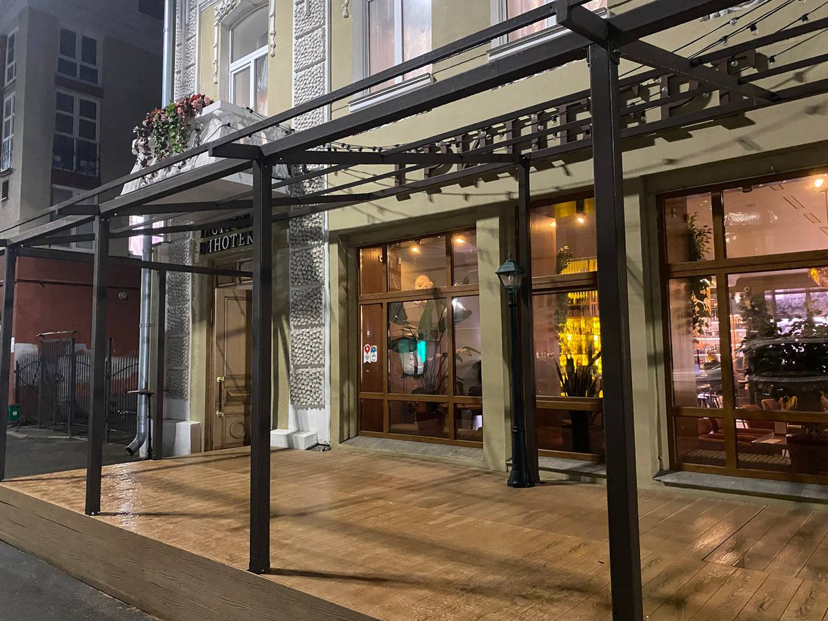 Входная группа со строящейся верандой