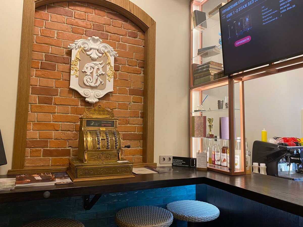 Ретро касса на входе