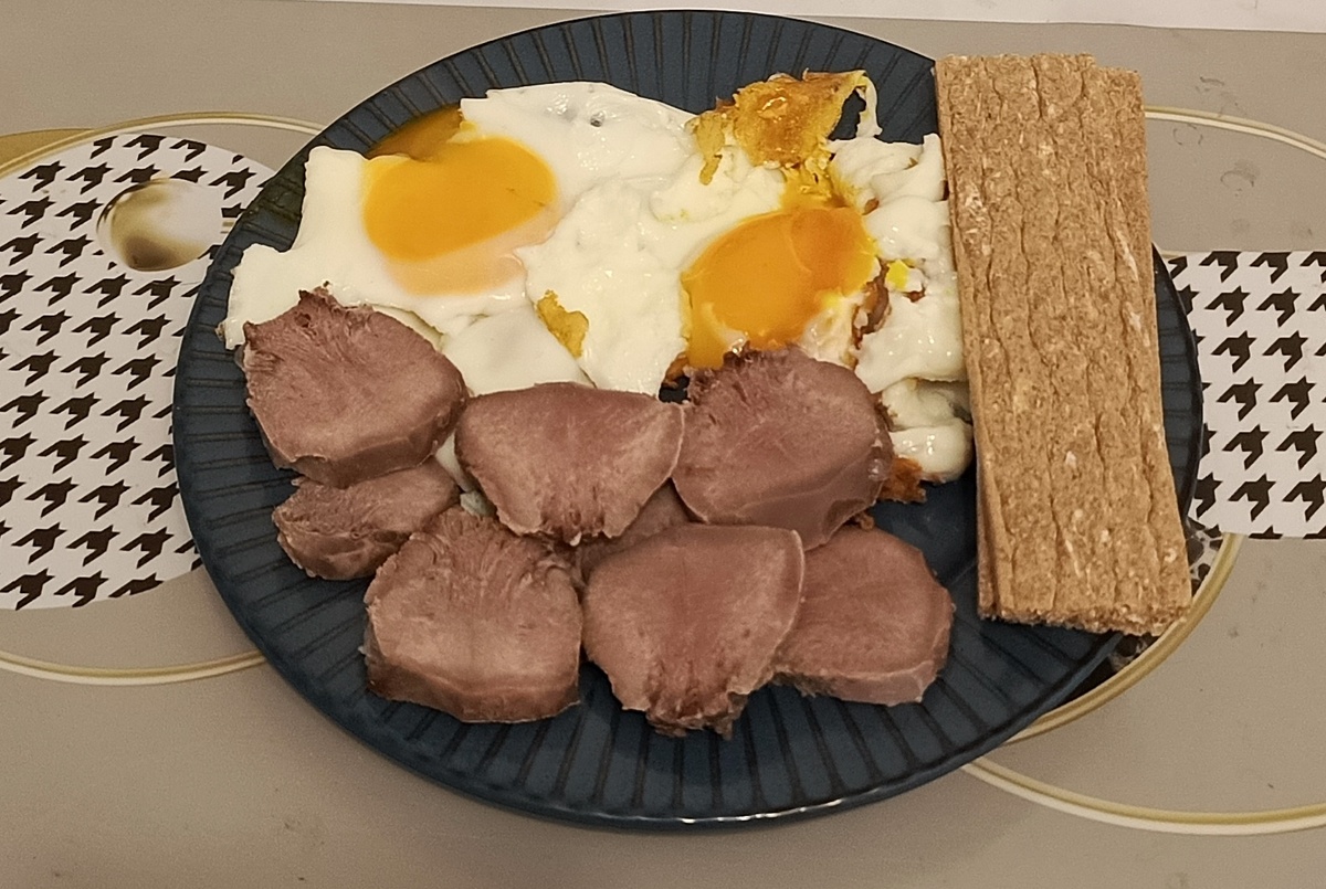 Завтрак мой и конечно кофе с молоком.