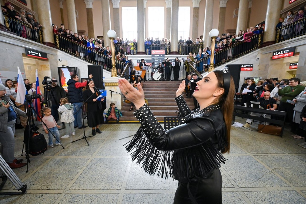    Концерт на железнодорожном вокзале Петрозаводска. Фото: "Республика" / Сергей Юдин