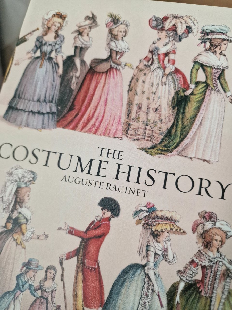 Французский альманах The costume history от Taschen
