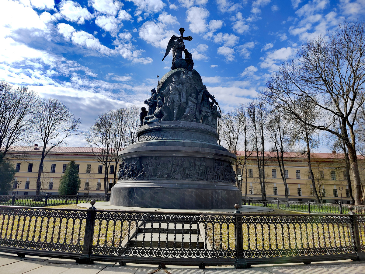 Памятник "Тысячелетие России", фото КруглоСветно КруглоГодично, апрель 2025.