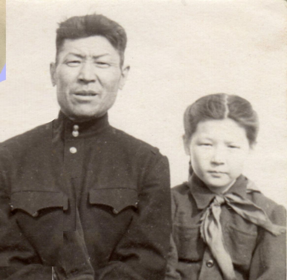 Участник Великой Отечественной войны Доржинов Алексей Бадмаевич (1900-26.04.1975)  и его старшая дочь Аня Доржинова, впоследствии Ветеран труда, Заслуженный учитель Республики Калмыкия Анна Алексеевна Широкова (1945-2022). 