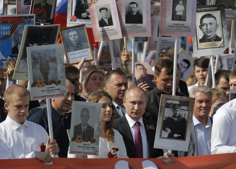 Президент России Владимир Путин с другими участниками шествия