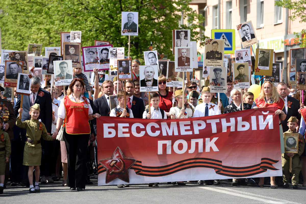 Участники акции «Бессмертный полк» во время празднования Дня Победы в Балашихе, 2016 год / медиасток.рф